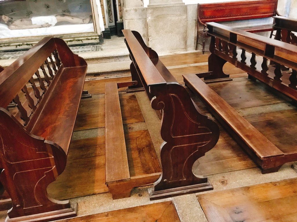 教会 の 椅子